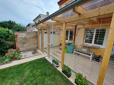 oplocená pergola s výběhem pro kočky
